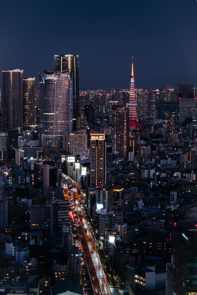 2026 일본 취업 현실을 보여주는 도쿄 비즈니스 지구 스카이라인