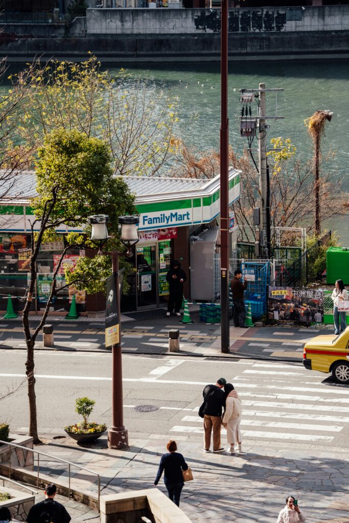 일본 편의점 아르바이트가 많은 일본 알바 시급과 일본 아르바이트 환경을 보여주는 도쿄 거리 사진
