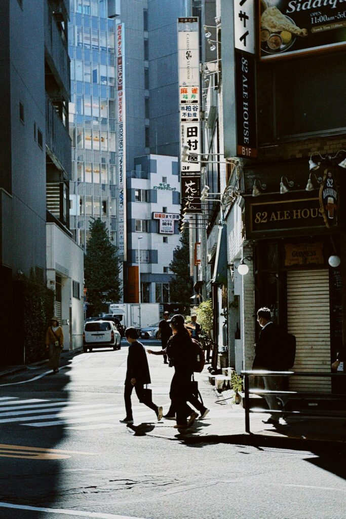 일본 도쿄 거리 풍경 일본 알바 시급과 일본 아르바이트 월급 정보를 설명하는 이미지